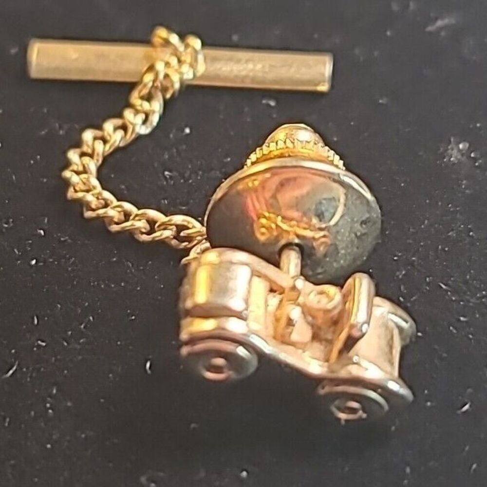 Vintage Sarah Coventry goldtone dune buggy Car Convertible Tie Pin Marked